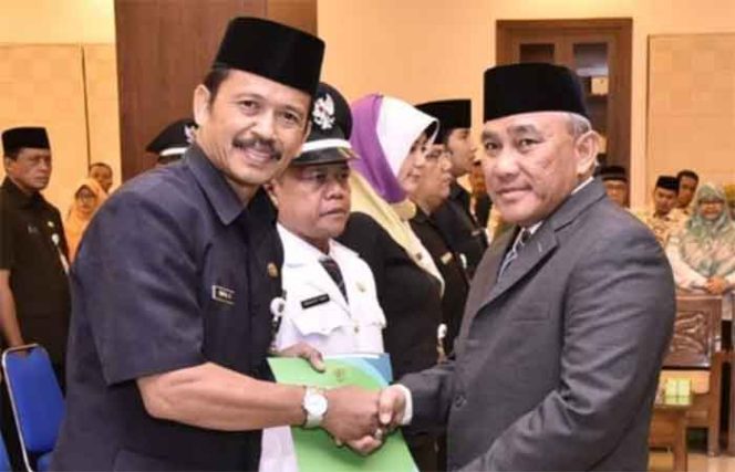 
					Syaifullah Hidayat (kiri) Sekcam Pancoran Mas bersama Walikota Depok, Muhammad Idris..