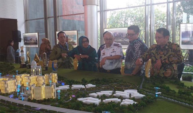 
					Badan Pengelola Transportasi Jabodetabek melihat maket hunian dan transportasi yang akan dibangun. 