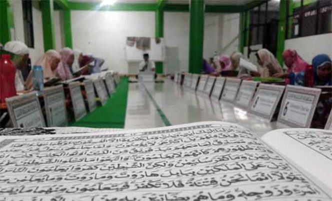 
					Santri tengah membaca quran di acara Mabid di Ponpes Tahfidz Quran Sekolah Al’Mamun Education Center.