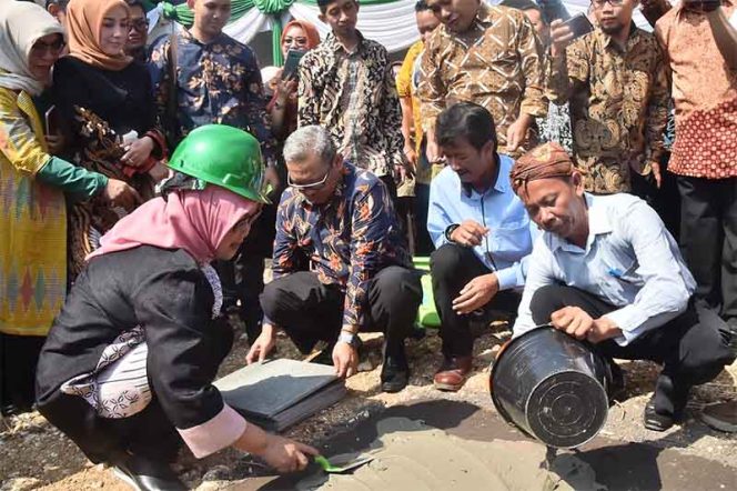 
					Bupati Bogor, Ade Yasin saat peletakkan batu pertama Taman Olahraga Pancakarsa di  di sisi kanan komplek PU, Kelurahan Tengah, Jalan Tegar Beriman, Cibinong.