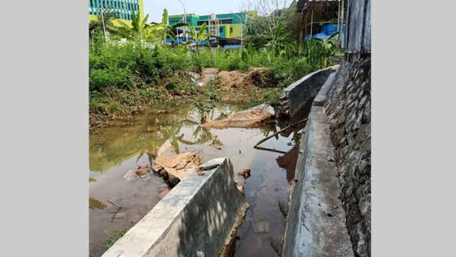 
					Pembangunan turap saluran air yang mengalami ambruk. Pembangunan disinyalir asal-asalan.