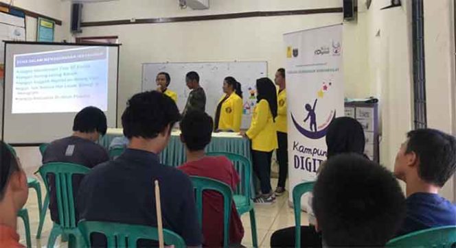
					Mahasiswa Vokasi Humas UI sedang memberikan ilmu pengetahuan terkait seputar dunia digital.