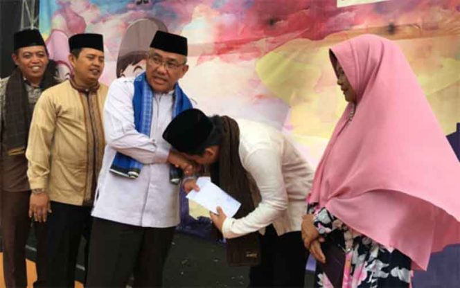 
					Wali Kota Depok, Mohammad Idris didampingi Camat Bojongsari, Dede Hidayat dan Lurah Duren Mekar, Muhammad Sahal secara simbolis menyerahkan santunan. 