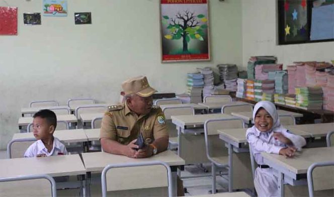 
					Wali Kota Bekasi, Rahmat Effendi langsung meninjau Murid SDN Pekayon 3.