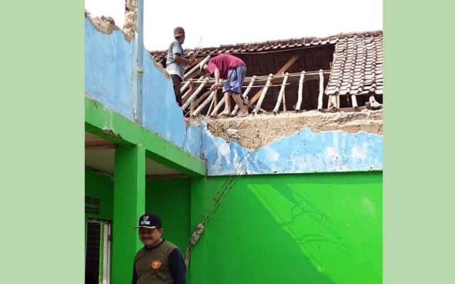 
					Rumah yang rusak diamuk angin ribut