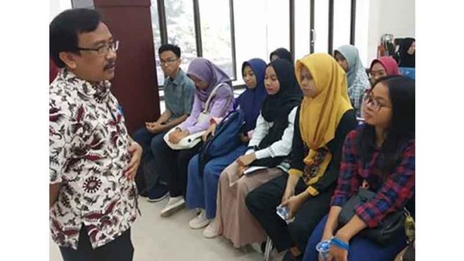 
					Jajang Koswara, Kasubag Perencanaan Pelaporan Disdik sedang memberikan pengarahan, sebelum seleksi wawancara dimulai.