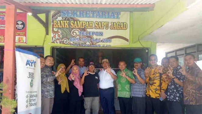 
					Rahmat Effendi bersama Kepala Dinas Lingkungan Hidup Kota Bekasi mengunjungi Kabupaten Magetan untuk mempelajari penataan dan tata kelola sampah dan bank sampah.