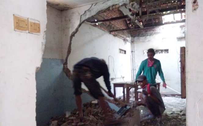 
					WC siswa SDN Cinangka 01 yang tengah direhab. Harapan memperoleh bantuan perbaikan gedung agar ditingkat, rupanya menjadi mimpi panjang. 