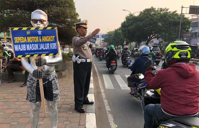 
					Cara unik Polresta Depok dengan menempatkan manusia silver.