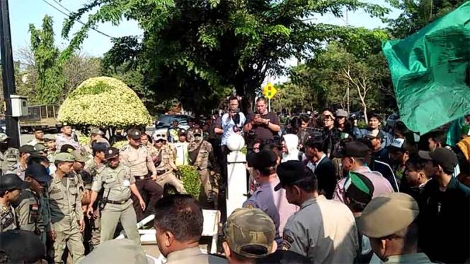 
					Himpunan Mahasiswa Islam (HMI) Kota Bekasi geruduk Gedung DPRD Kota Bekasi di Jalan Chairil Anwar, Bekasi Timur.