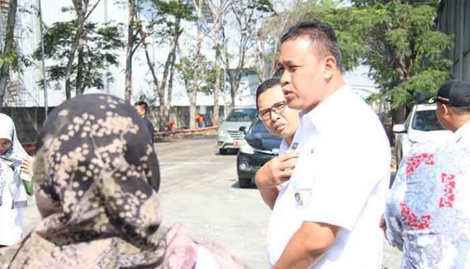 
					Wakil Wali Kota Bekasi, Tri Adhianto menyegel bangunan baru PT. Priscolin.