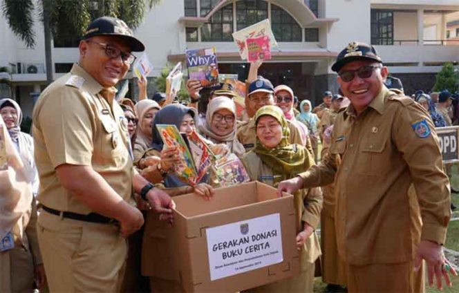 
					Wali Kota Depok, Mohammad Idris dan Wakil Wali Kota Depok, Pradi Supriatna mengumpulkan buku untuk didonasikan.