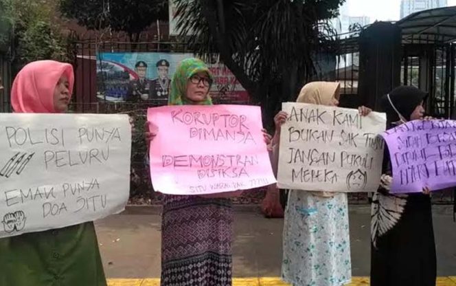 
					Emak Emak Minta Polisi Bebaskan Pendemo