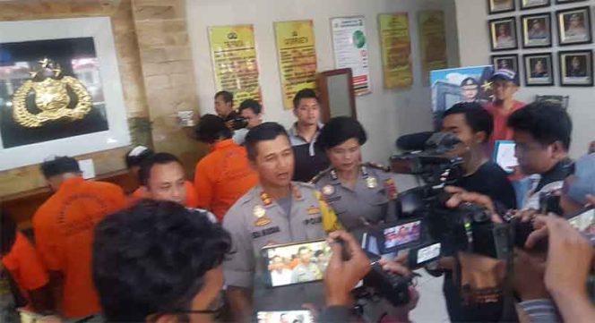 
					Pihak Kepolisian Resort Metropolitan Bekasi Kota  berhasil meringkus para pelaku pengeroyok kakak beradik.