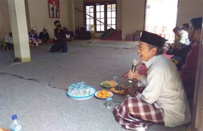 
					H. Nuru Komar saat ceramah agama di Ponpes Al Hidayah di RT 04/ RW01, Kelurahan Bedahan, Kecamatan Sawangan.