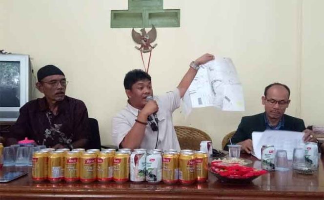 
					Andi Tatang Supradi (tengah) selaku penasehat hukum dari warga terdampak UIII.