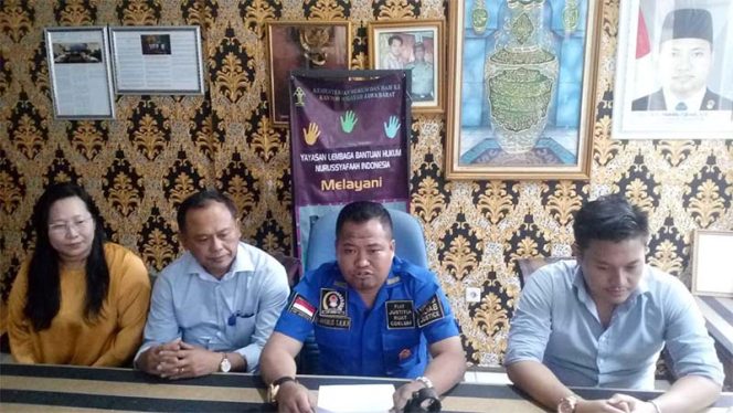 
					Mukhlis Effendi (baju biru), Kuasa hukum Hambali dari Yayasan Lembaga Bantuan Hukum (YLBH) Nurussyafaah Indonesia.