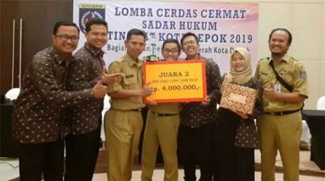 
					Pengurus Katar dan Aparatur Pemerintah Kelurahan Tanah Baru memperlihatkan hadiah juara lomba cerdas cermat.