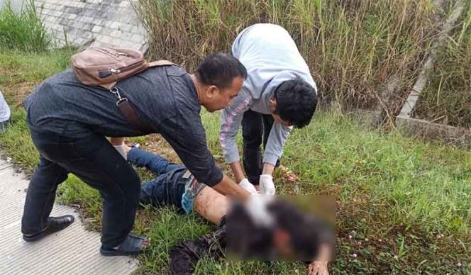 
					Sesosok mayat misterius yang ditemukan jasadnya tergeletak bersimbah darah diruas Jalan Tol Bocimi, Kecamatan Cigombong, Kabupaten Bogor.