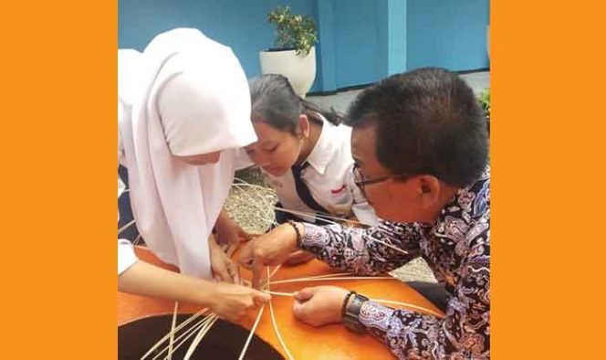 
					Kadisdik Kota Bogor, Fahrudin, bersama siswa SMPN 6 sedang belajar menganyam. 