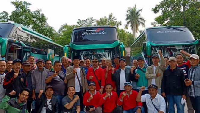 
					Perwakilan RT/RW di Kelurahan Sawangan Baru, Kecamatan Sawangan pose bersama dengan H. Aman Suherman.