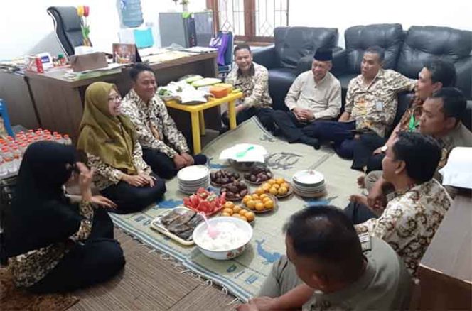 
					Suasana syukuran kantor sementara.