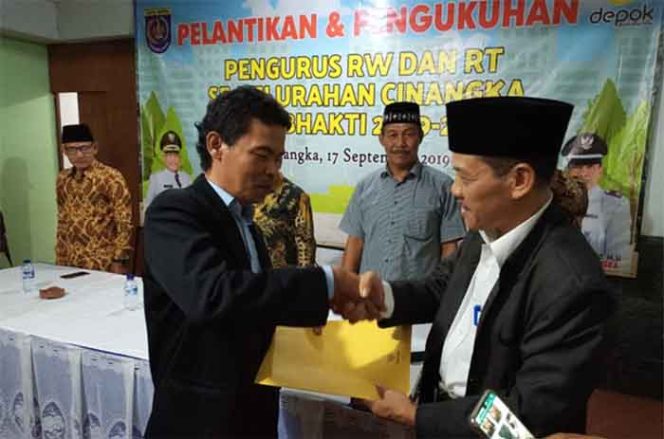 
					Lurah Cinangka, Naiman memberikan SK kepada salah satu RT dalam acara pelantikan yang diselenggarakan, Selasa (17/9) sekitar pukul 20.00 di Cinangka Indah.