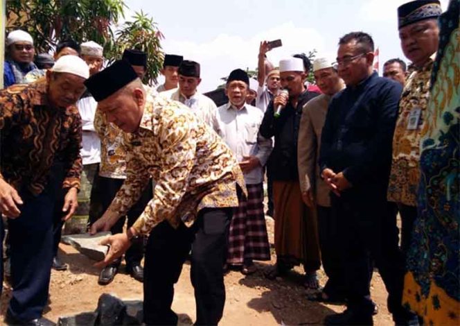 
					Camat Sawangan, Herry Restu Gumelar melatakan batu pertama pembangunan Masjid Nur Hidayah di RT 04/ RW 01, Kelurahan Bedahan.