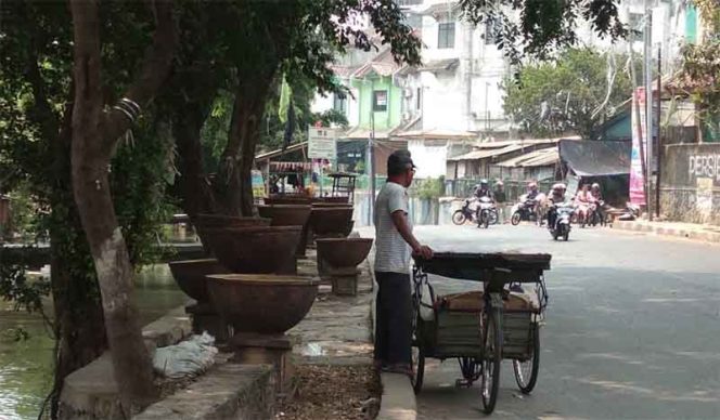 
					Pot bunga yang tepat berada di atas trotoar jalan di Jalan Baru Underpass Bekasi Timur yang saat ini terkesan tidak terawat.