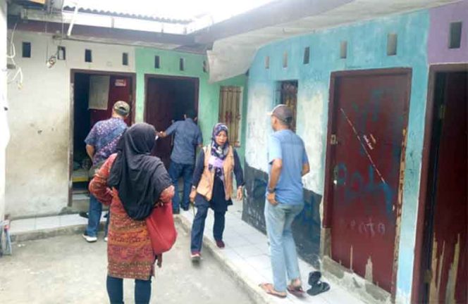 
					Apararatur Pemerintahan Kelurahan Tanah Baru sisir rumah kontrakan.