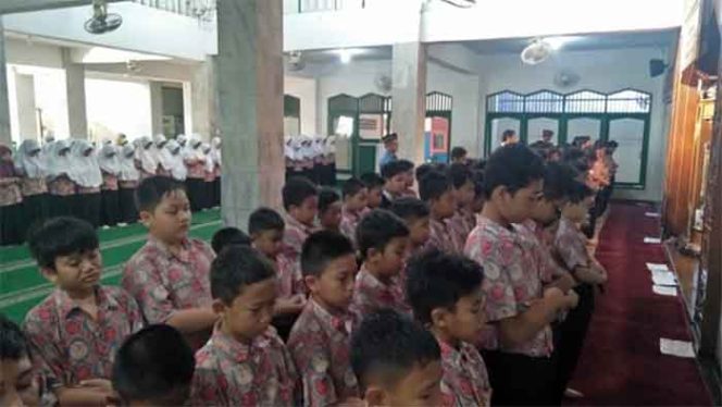 
					Para siswa SDIT At-Taufiq tengah melaksanakan salat gaib.
