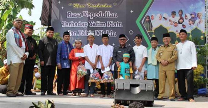 
					Wali Kota Depok, Mohammad Idris foto bersama anak-anak yatim dan dhuafa serta panitia penyelenggara.
