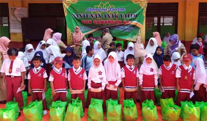 
					Siswa kelas 2 SDN Sawangan 01 menerima santunan