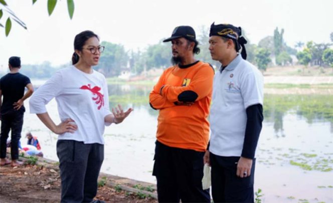 
					Kepala Seksi Pengembangan Destinasi dan Industri Pariwisata Disporyata Kota Depok, Chistine Desima Arthauli sedang dialog dengan Pokdarwis Situ Sawangan.