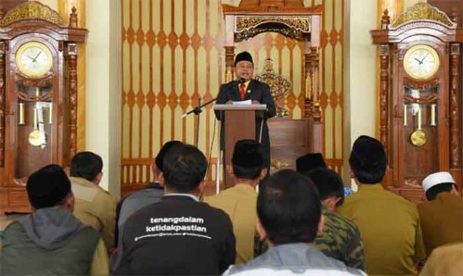 
					Wagub Jabar, Uu Ruzhanul Ulum saat menghadiri syukuran Hari Jadi Forum Honorer Daerah di Masjid As Sidiq Kompleks Pemda KBB.