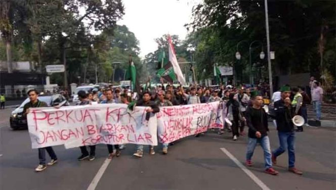 
					Kericuhan yang terjadi di depan Terminal Baranangsiang, Kecamatan Bogor Timur, Kota Bogor