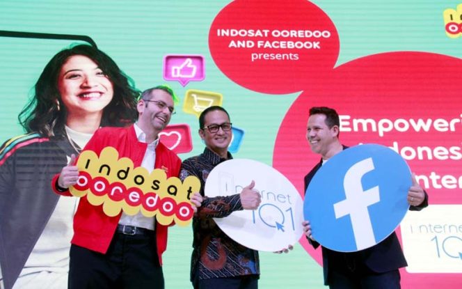 
					President Director & CEO Indosat Ooredoo Ahmad Al Neama bersama Direktur Jenderal Aplikasi Informatika Kementerian Kominfo RI Semuel Abrijani Pangerapan, dan VP Global Mobile Partnership Facebook, Francisco Varela saat meluncurkan Internet 1O1.   