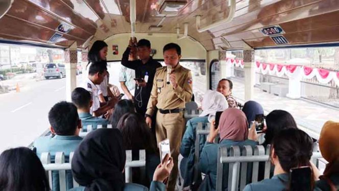 
					Wali Kota Bogor, Bima Arya saat memberikan sambutan kepada 31 mahasiswa Program Studi Hubungan Internasional. 