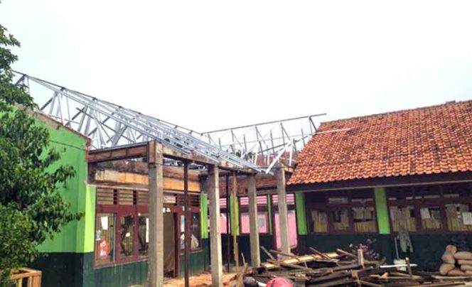 
					SDN Tajur 1, Kecamatan Bogor Timur, Kota Bogor salah satu di antaranya 62 proyek rehabilitasi yang masih dikerjakan. 