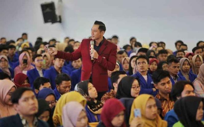 
					Direktur Eksekutif The Yudhoyono Institute, Agus Harimurti Yudhoyono (AHY) memberi kuliah umum kepemudaan di aula Universitas Pelita Bangsa.