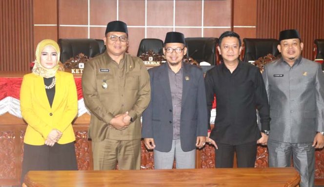 
					DPRD Kota Depok menggelar Rapat Paripurna dengan agenda pembentukkan, penetapan AKD.