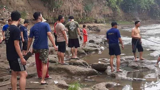
					Komunitas Pecinta Ciliwung Kelapa Dua aksi bersih.