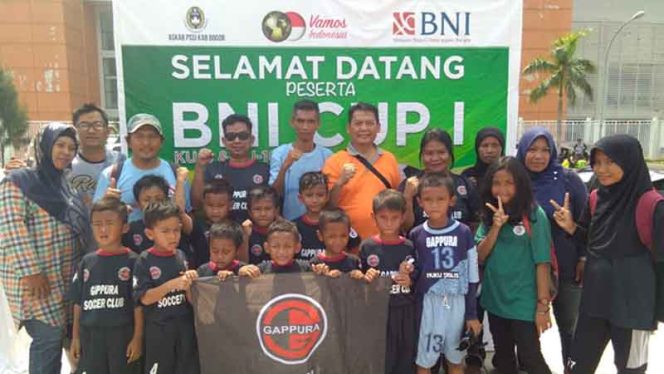 
					Hardiono, Sekda Kota Depok foto bersama dengan Tim Gappura Soccer.