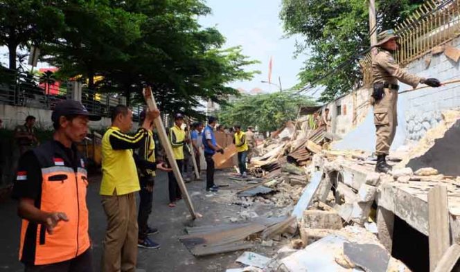 
					Kecamatan Bogor timur menertibkan puluhan bangunan liar dibeberapa lokasi yang digunakan untuk berjualan.