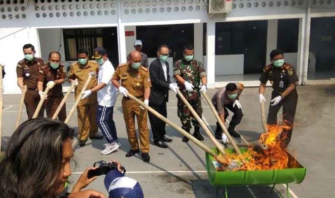 
					Puluhan jenis senjata api, senjata tajam, obat terlarang jenis  ekstasi, handphone hingga kendaraan, baik roda dua maupun empat 