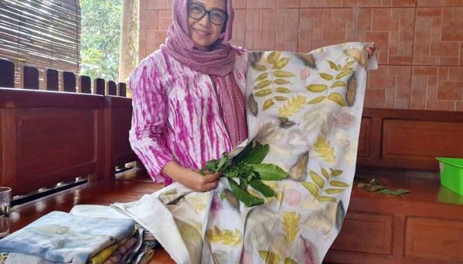 
					Eka Membuat Batik Bogor Dari Dedaunan Siapa Sangka Beberapa Ibu Menteri Pun Mengenakannya Untuk Acara.