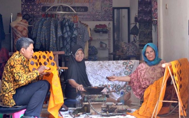 
					Suharno (kiri), pengusaha Batik Tradjumus asal Depok. Batik ini diproduksi di Perumahan Bumi Sawangan Indah, Kelurahan Pengasinan, Kecamatan Sawangan.