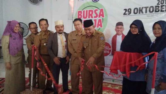 
					Wali Kota Depok, Mohammad Idris membuka bursa kerja di gedung SMK Al Hasra di Bojongsari.