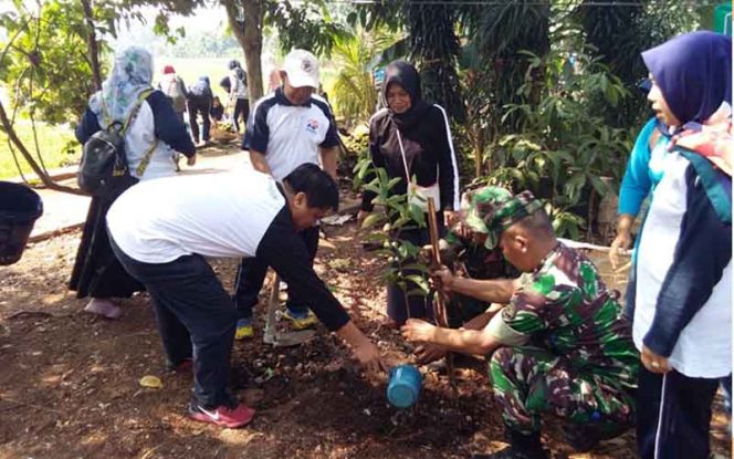 
					Danramil 05/Sawangan, Kapten Arm Erwin Syahputra (dua kanan) sedang menanam pohon di tepi Situ Bojongsari bersama elemen masyarakat.  