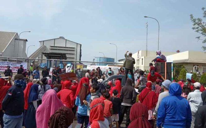 
					Ratusan warga dari tiga desa Kecamatan Tarumajaya, menggelar aksi demonstrasi di kawasan Industri Marunda Center.